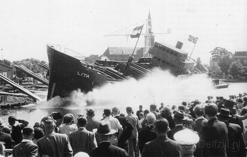 Afwateringskanaal scheepswerf Sander ter waterlating.jpg